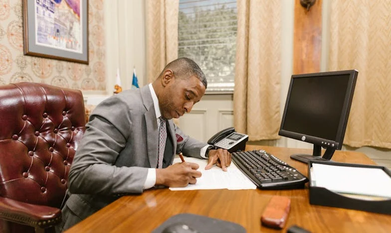 Mijn moeder koos voor een man in plaats van mij: hoe een moeder haar dochter verraadde voor een vreemde