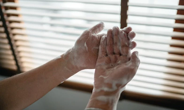 Mijn schoonmoeder bepaalt alles, en mijn man zwijgt. Hoe lang hou ik dit nog vol?