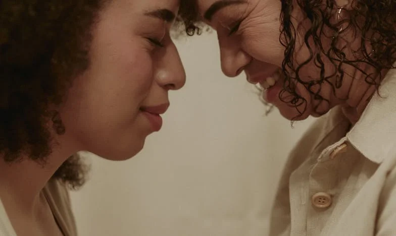 Wanneer thuis geen thuis meer is: Mijn nachtelijke vlucht met de kinderen en de harde les van vertrouwen