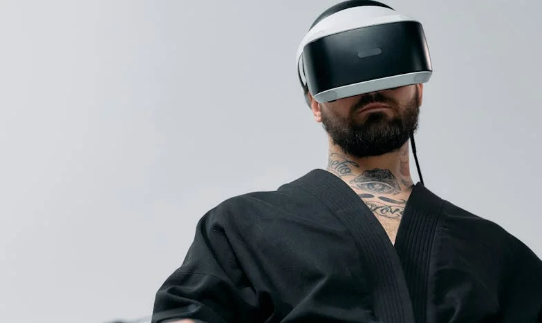 Hij kwam terug bij dageraad, met de smaak van het verleden op zijn lippen