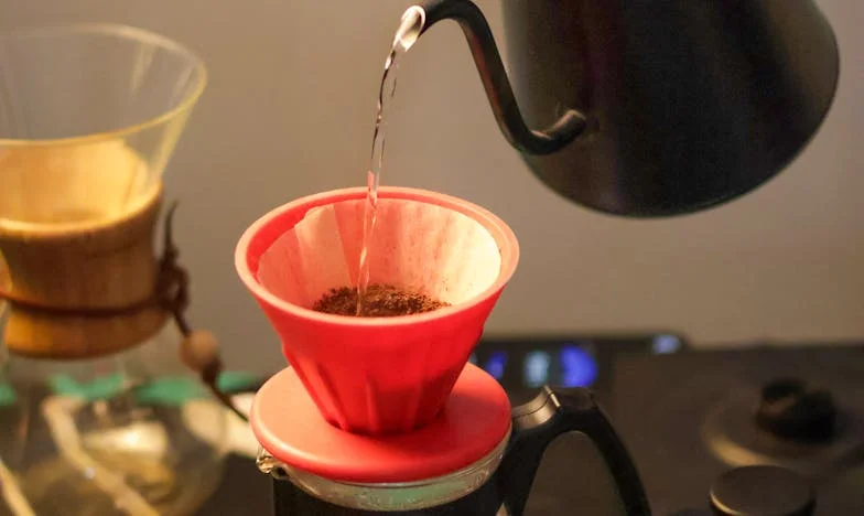 Když se domov rozpadá: Příběh o zradě, odvaze a novém začátku