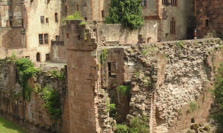 Když tchán ovládne náš domov: Kde končí rodinná tolerance?