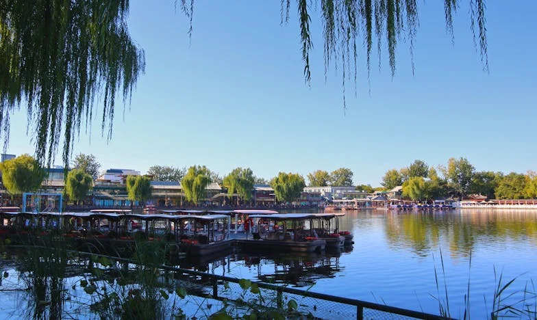 Když jsme se stali tři: Život s tchyní a jejím nápadníkem v našem malém bytě