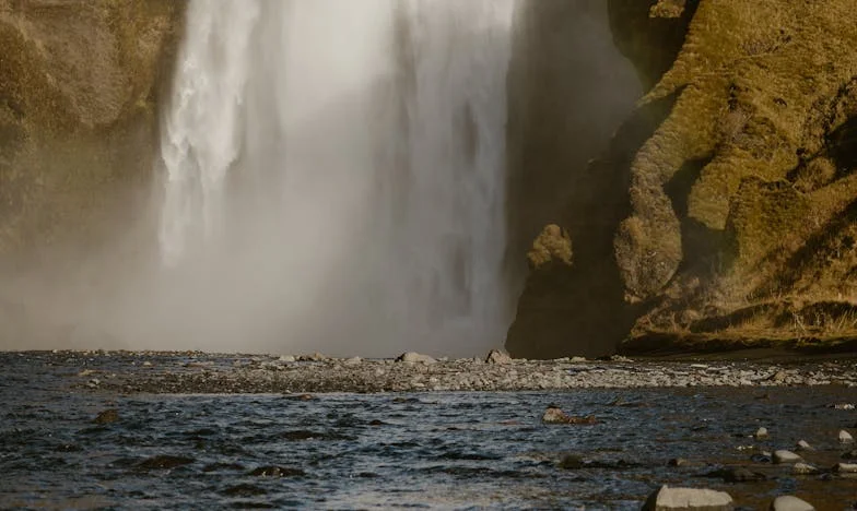 Když ticho prořízl zvonek: Druhá šance na lásku v srdci Prahy