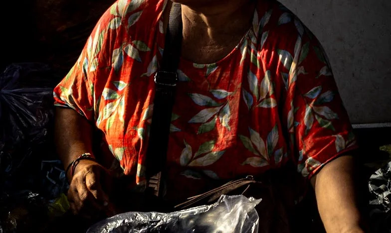 Po pohřbu jsem otevřela jeho starý telefon a našla zprávy, které mě zničily