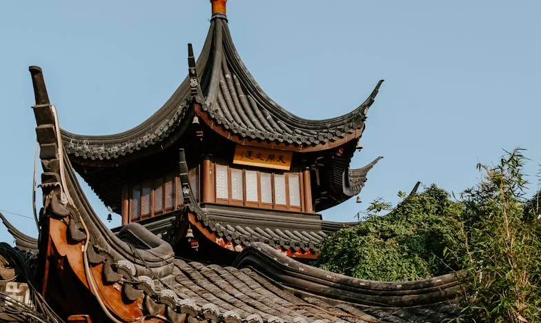 Malý hrdina ve stínu: Příběh o Ivanovi a útěku z temnoty