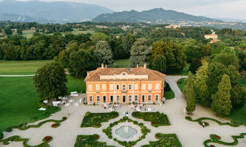 Mezi dvěma domy: Když rodina rozděluje místo aby spojovala