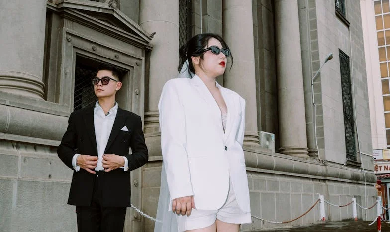 Za zdí našich domovů: Příběh o lásce, předsudcích a jednom plotu