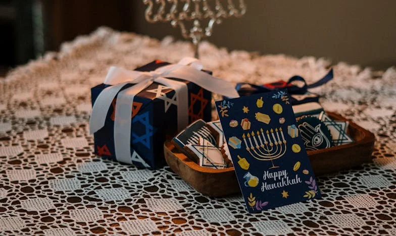 Když jsem po pěti letech vstoupil do bytu své bývalé ženy, zůstal jsem stát jako přimražený před tou fotkou na zdi