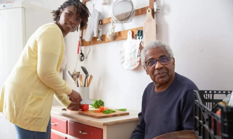 Mezi dvěma světy: Moje tchyně bydlí s námi, i když tu není. Příběh o neviditelných hranicích v rodině