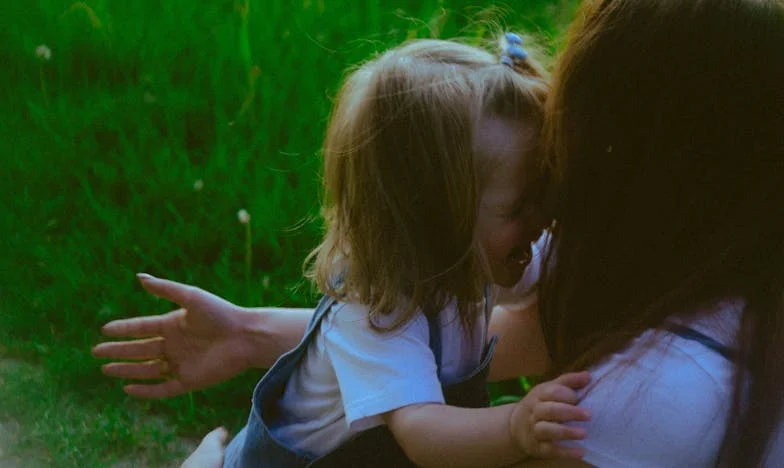 Moje vnučka mizí ve stínu bratra – příběh babičky, která musela volit mezi vlastními dětmi