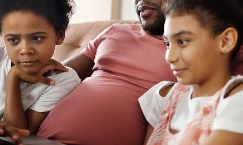 Můj muž mě opustil kvůli jiné, pak ticho: Po 12 letech stojí u mých dveří