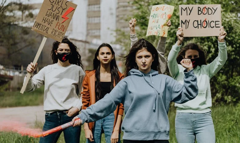 Na lavičce v zimě: Příběh o nalezeném dítěti a rozbité rodině