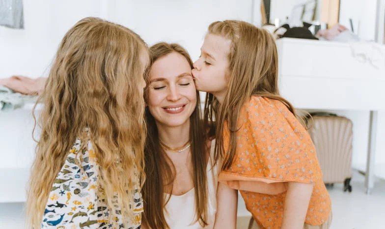 Návštěva na hřbitově, která mi změnila život: Tajemství mého syna a neznámá žena s dítětem