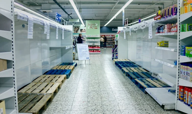 Nikdo nedokázal vyléčit syna podnikatele, dokud chůva neprohledala polštáře