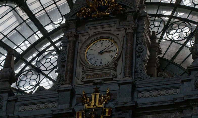 Okna velkého domu skrývala víc, než se zdálo