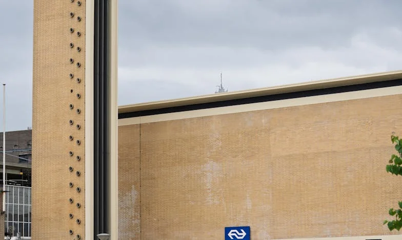 Stíny pod střechou: Příběh jedné české rodiny