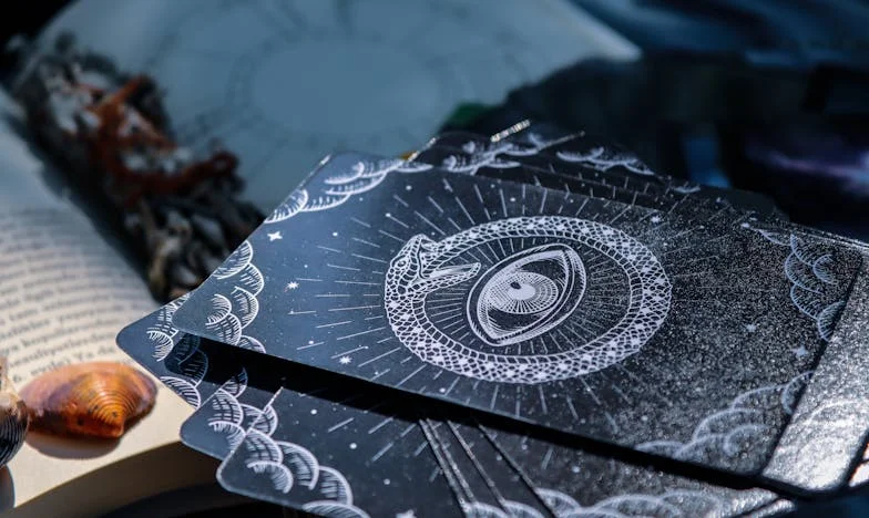 Tajemství pod dekou: Příběh mladé zdravotní sestry Anny