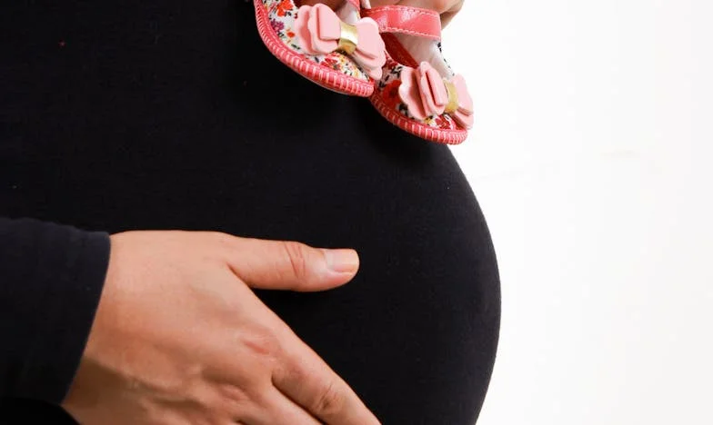 Mezi dvěma světy: Jak přežít máminy výčitky