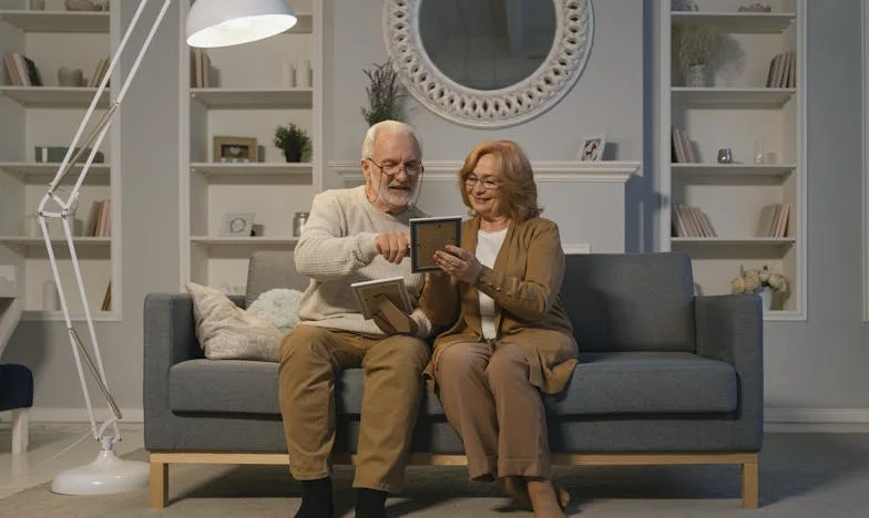 Moje ruce ve věku 76 let vytáhly tělo z Vltavy. Byl živý… a byl to zmizelý miliardář, kterého hledala celá republika. To, co následovalo, změnilo můj osud navždy.