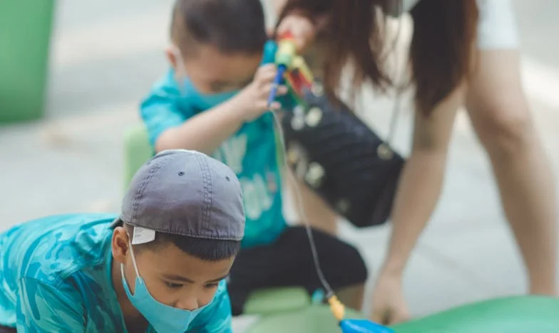 Moje tchyně mě vyhodila z rodinné večeře – ale já jsem se jen usmála a požádala majitele o stůl… protože tím majitelem jsem já!