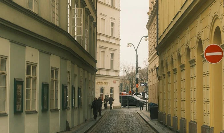 Stín důvěry: Když se rodina stane cizími