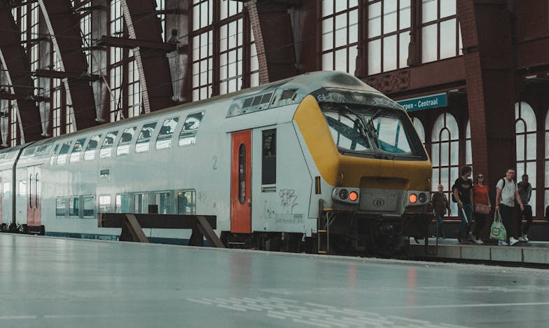 Ticho za dveřmi: Příběh o tajemstvích a odvaze