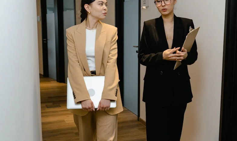 Tři ženy, jedna láska – a srdce zlomené služebnou