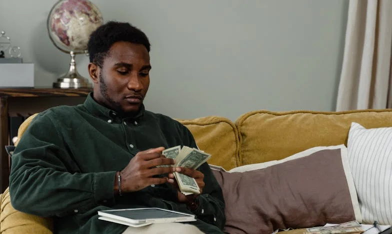 Vyhodil mě z domu kvůli jiné: „Bez mě umřete hlady!“ — O rok později jsem vlastnila jeho dopravní firmu