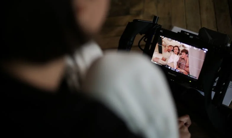 Zahnali mě do kouta na bratrově svatbě, dokud nepřišel můj přítel a neodhalil rodinná tajemství, která měla zůstat navždy skrytá