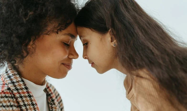 Dvě malé holčičky na zastávce: Příběh jedné soboty, která změnila můj život