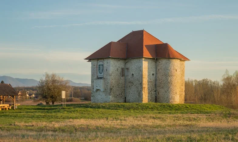 Host ve vlastním domě: Příběh Marie, která po smrti manžela našla samotu u vlastní dcery