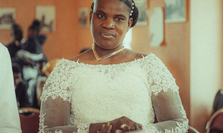 Mezi dvěma dveřmi: Příběh matky, která ztratila své místo