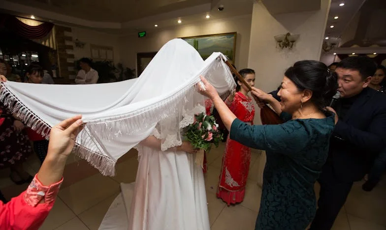 „Neponáhľaj sa se svatbou, Lucie!” – Útěk nevěsty z cizí rodiny