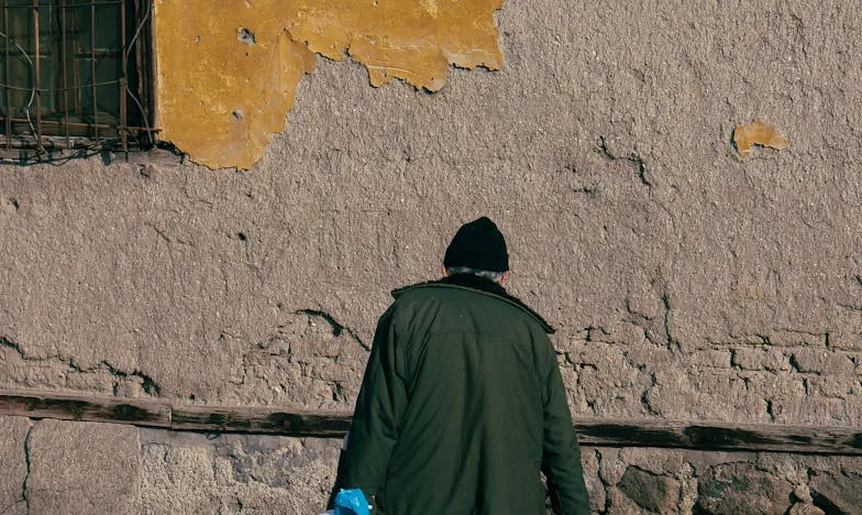 „Sbal se a bydli s námi!” – Jak moje tchyně rozbila naše manželství po narození syna