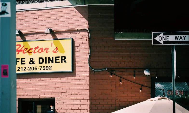 Skromná servírka a tajemství tiché matky: Příběh Leny z pražské kavárny