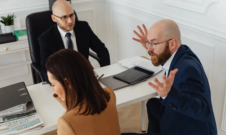 Téměř jsem přišla o práci za pomoc starému muži! A pak ho šéf nazval... tátou!