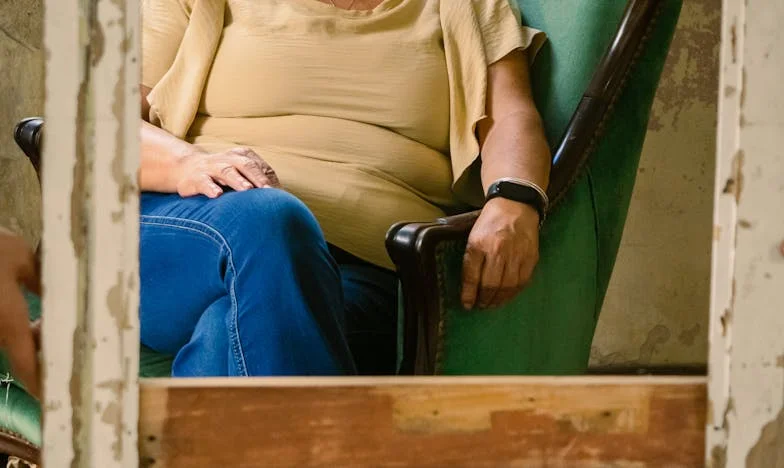 „Babi, není ti trapné nosit džíny?“ – Příběh o české babičce, která odmítá stárnout podle cizích pravidel