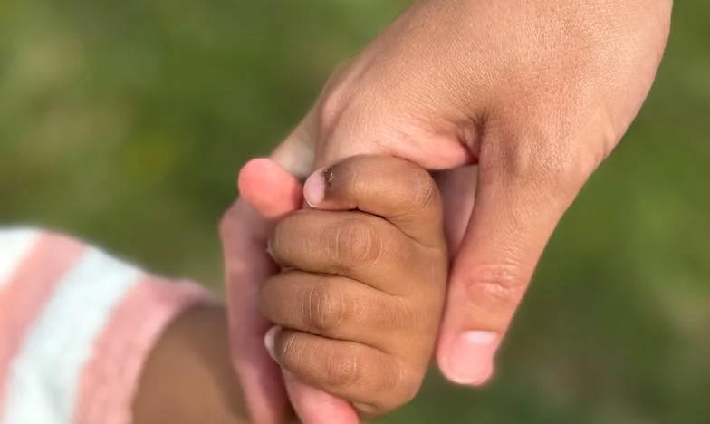 „Máma nám chce pomoci s koupí bytu, ale manžel chce raději peníze dát svému nemocnému otci” – Mezi rodinou a rodinou je někdy propast, kterou nejde překročit