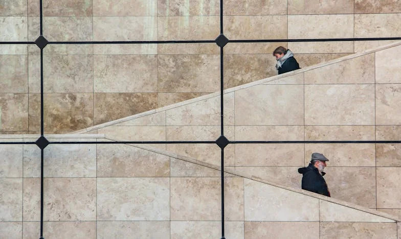 Czekaj na niego… – Opowieść o stracie, nadziei i rodzinnych tajemnicach