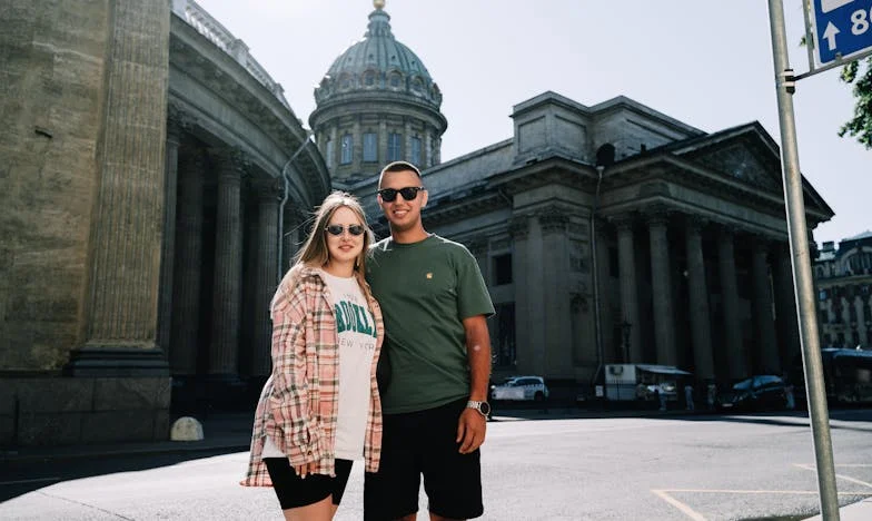 Między młotem a kowadłem: Moje życie w domu rodziny męża