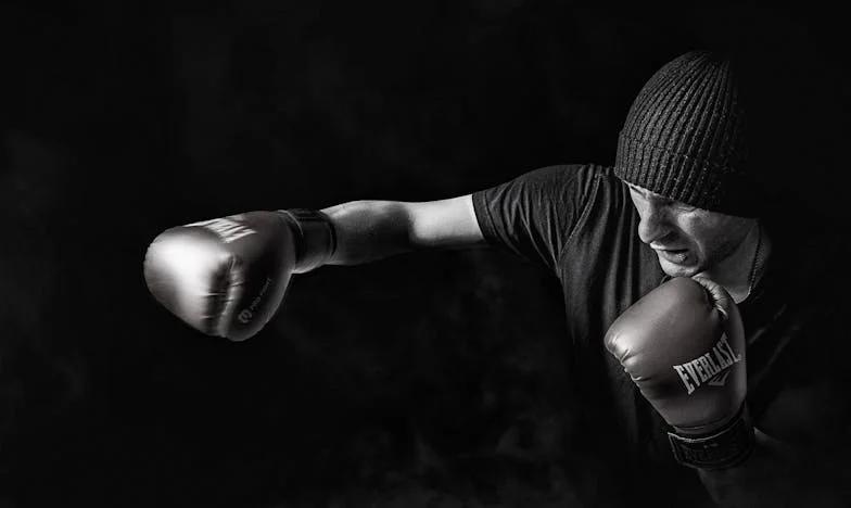 Syn wyrzucił ojca z domu na prośbę żony… Jednak przypadkowe spotkanie w parku zmieniło wszystko.