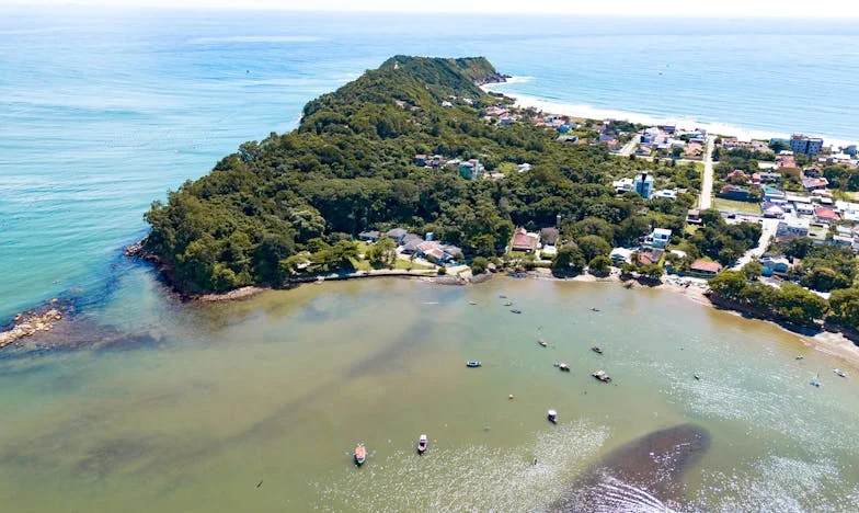 Trzy rzeczy nad morzem: Opowieść o stracie, tajemnicy i przebaczeniu