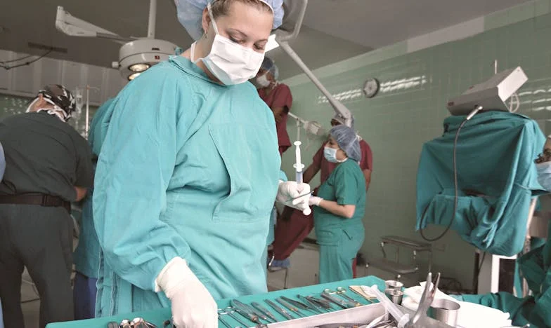 Wyrzucona z domu po ciąży: Dziesięć lat później oni wracają