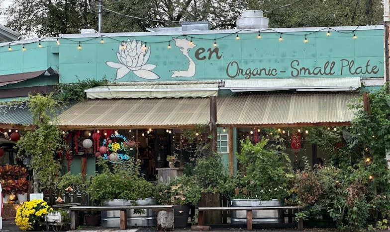 Za zamkniętymi drzwiami: Mój świat w cieniu cudzych pieniędzy