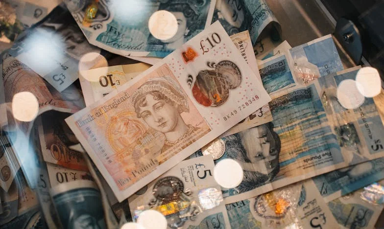 Zwykłe zakupy, które zmieniły moje życie: Jak jeden dzień w Biedronce obnażył samotność i bezradność starszych ludzi