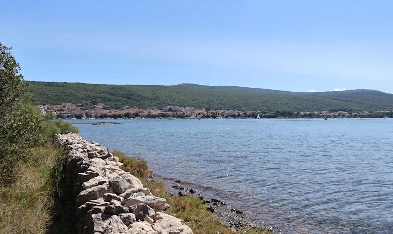 „Moja mama chce zamieszkać z nami na rok, bo poprosiłam ją o pomoc z dzieckiem. Czy to naprawdę konieczne?” – historia, która podzieliła moją rodzinę