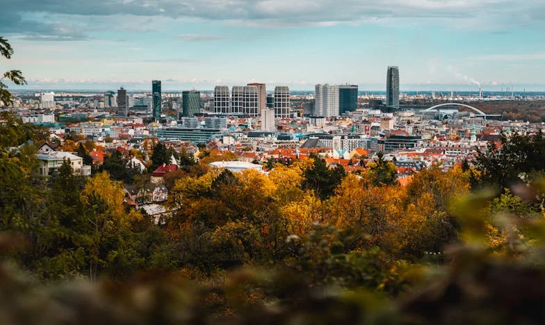 Nasz dom, ale nie nasz: Historia rodziny, domu i zdrady. Czy warto walczyć, gdy najbliżsi stają się obcy?