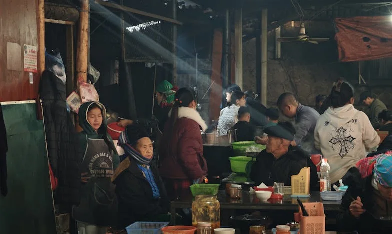 Między dwoma ogniami: Opowieść o niesprawiedliwości w rodzinie