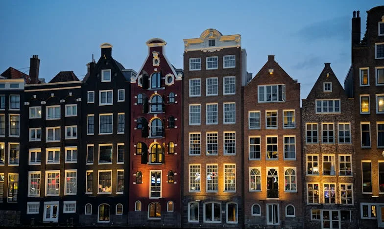 Między młotem a kowadłem: Historia o miłości, rodzinie i granicach